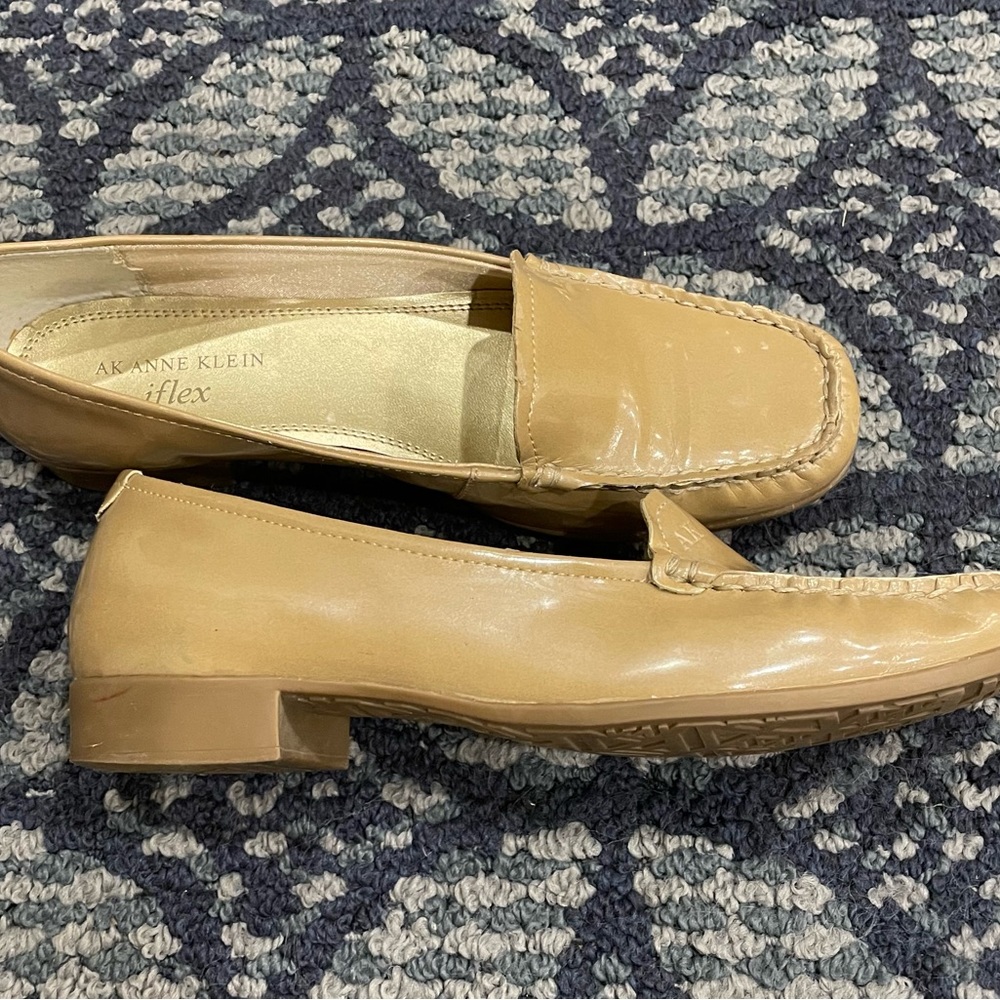 AK Anne Klein iflex women’s size 7 1/2 tan / cream flat (1/2” heel)